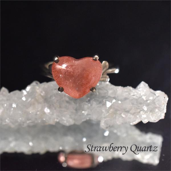 [商品説明]ストロベリークォーツは女性にとっては最高の守り石の一つで、愛と美を象徴する石です。人を愛する気持ちを高め、積極性を増すサポートとなり、愛を呼び込む力を高めます。ストロベリークォーツは身体の疲労を和らげ、活力を高めて前向きな気持ち...