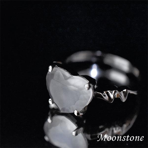 [商品説明]ムーンストーンはその名の通り、古くから「月の力が宿る石」と信じられていました。「恋人たちの石」や「愛を伝える石」として知られており、縁のある男性と女性を引き寄せてくれると言われています。またこの優しい光は相手を「思いやる心」を育...