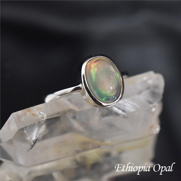 [商品説明]エチオピアオパールは虹色に輝く美しいパワーストーンです。オパールの語源はサンスクリット語で「ウパラ(upala)」と呼ばれていたことがあり、これには「最上の宝石」という意味もありました。エチオピアオパールが放つエネルギーの光は、...