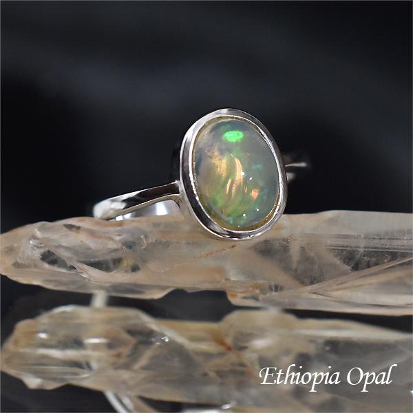 [商品説明]エチオピアオパールは虹色に輝く美しいパワーストーンです。オパールの語源はサンスクリット語で「ウパラ(upala)」と呼ばれていたことがあり、これには「最上の宝石」という意味もありました。エチオピアオパールが放つエネルギーの光は、...