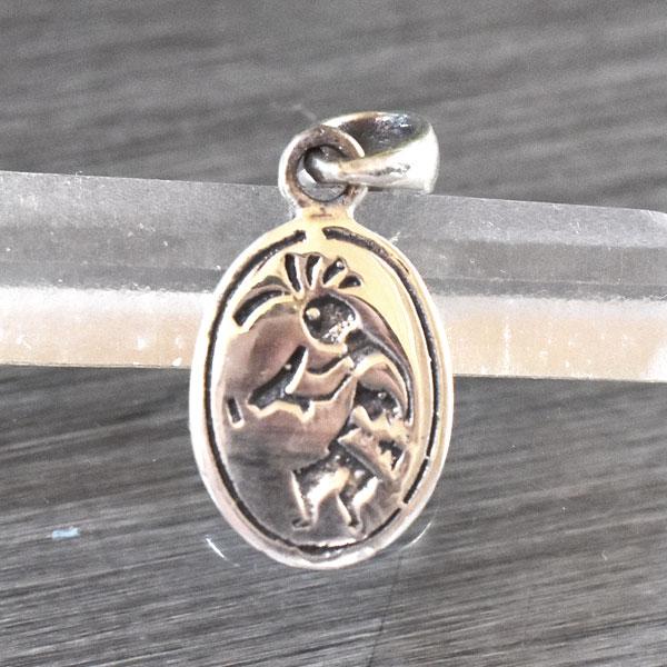 ココペリとは、ネイティブ・アメリカンの民族のひとつである「ホピ族」のカチナ（神・精霊）の1柱です。ココペリは「ココピラウ」と表記されることもあります。また、カチナはカチーナと発音されることもあります。たくさんのカチナがいるのですが、ココペリ...