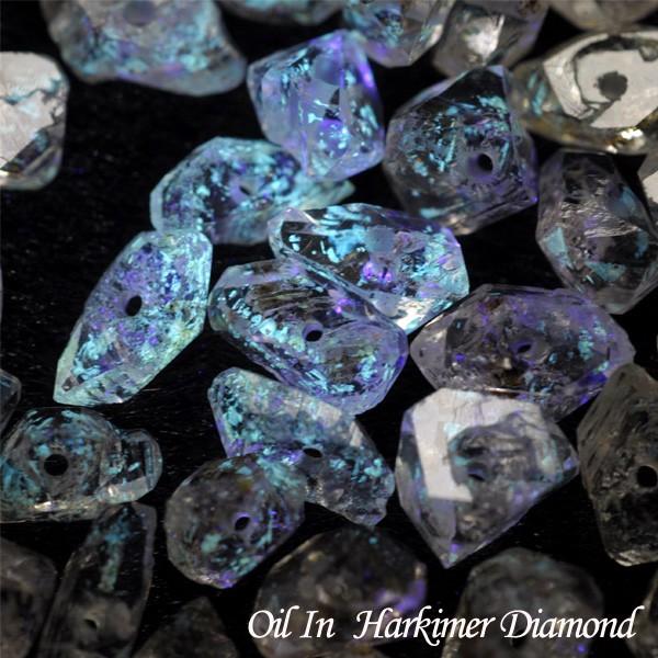 オイルインハーキマーダイヤモンドは、その名が示す通り石油入りの水晶です。水晶の成長過程で周囲の石油分が取り込まれることで生成されるとても神秘的な水晶です。なんとその石油分は紫外線やブラックライトなどが当たる事により蛍光発色する性質を持ってお...
