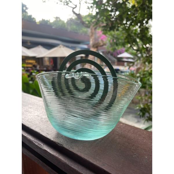 スタイリッシュで涼しげなガラス製の蚊取り線香ホルダーヒビワレのような模様がステキハンドメイド商品でサイズに個体差がございますご了承いただきました上でご購入をお願いいたします高さ１０ｃｍ　１０ｃｍｘ１７．５ｃｍ