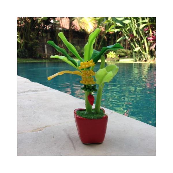 本物みたいなかわいらしいバナナツリー小さめなのでテーブル上のインテリアにとってもステキオフィスのデスクでも南国気分♪高さ　約１７ｃｍ（鉢のお色が変わることがございますご了承下さいませ)