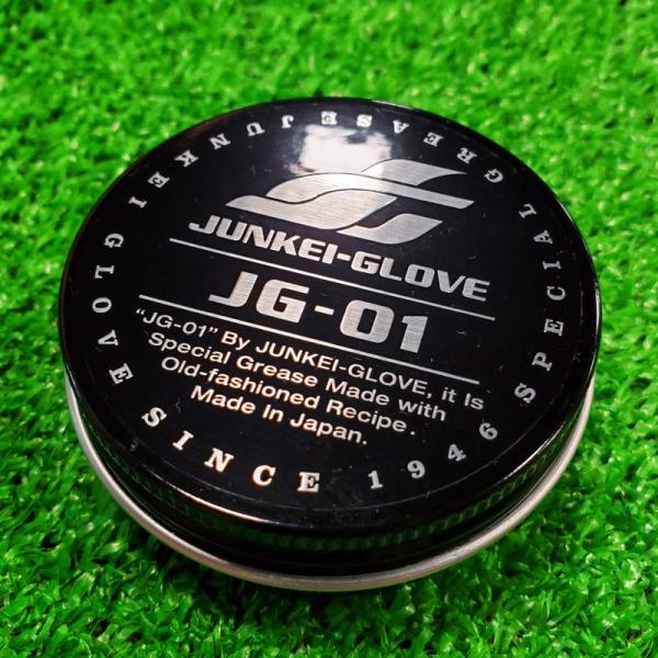容量：50ml特徴：グラブの動きのしなやかさや耐久性を向上させるためのマストアイテム。ジュンケイ-グラブ70周年モデルで採用した伝統のグラブグリスを基に、初代、 田順計の頃に使われていたグリスを現代に再現した「JG-01」。「ジュンケイのグ...