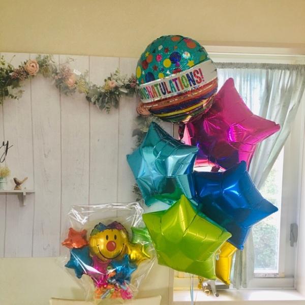 すごく人気のバルーンです。スマイルピエロとスターでデザインされたこのバルーンは、かわいく、繊細で、バルーンの表面が揺れ動くたびにきらきら光ってきれいです。真ん中のピエロの赤い鼻がかわいく人気です。セレブレイト４スターバルーンバルーン電報　開...