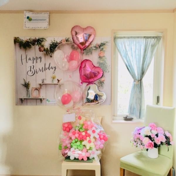 バルーン電報　開店祝いにおすすめのバルーンギフトの電報です。メッセージカードをかわいいバルーンに添えて大きな箱で全国お届け致します！新しい人生の始まりの日。バルーンで花を添えてはいかがですか？