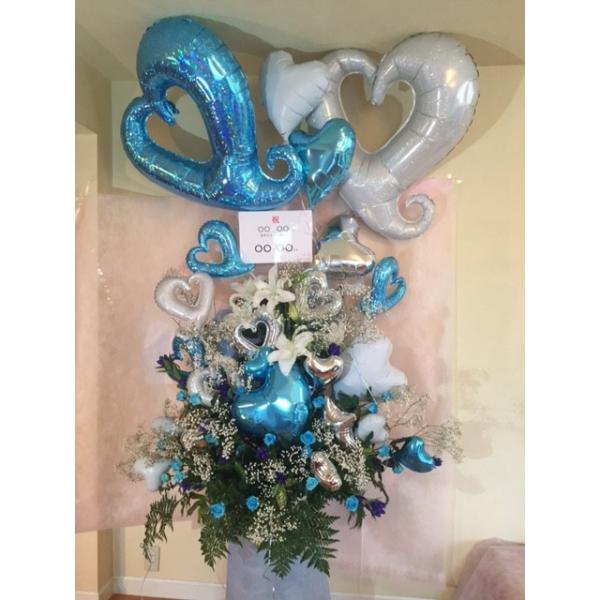 めずらしい生花とバルーンのスタンド花開店祝い、コンサート、お祝い。札付き。全体の高さ250ｃｍくらい　札付き札のメッセージをコメント欄にご記入下さい人気のスタンド花バルーン付きです。