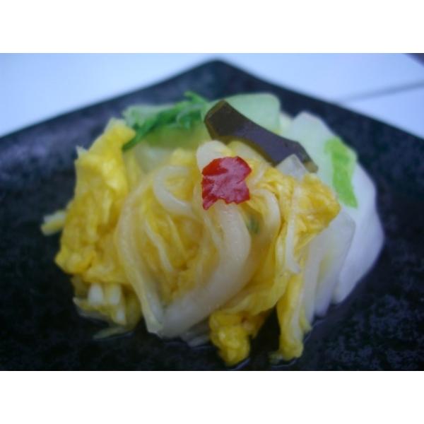 信州産や九州産の厳選された白菜を良質の国産塩と昆布で漬けこんだ品です。塩辛くなく、ほどよい塩加減で昆布と、塩の絶妙な、さっぱり味が好評です。これからの暑い季節には、あっさりとして人気の品です。当店は昔ながらの手作りの製法で１品１品丹念に漬け...