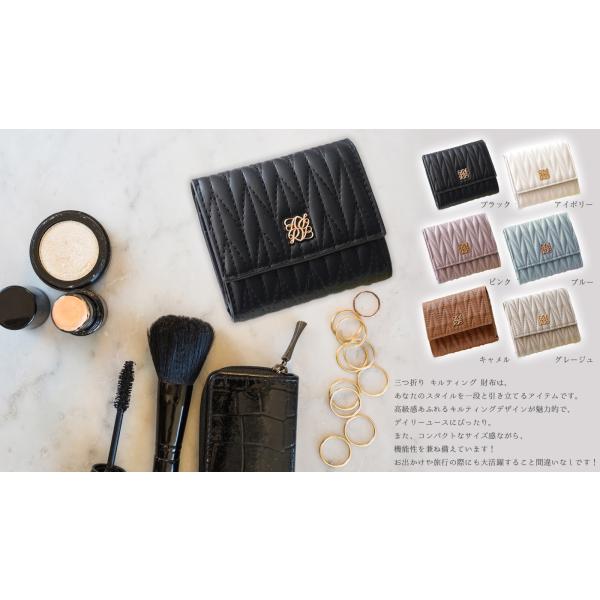 財布《三つ折り》【ディテール】・取り出しやすいボックス型の小銭入れ・スムーズに支払いができる札入れは、縦横両方から出し入れ可能　（お札は二つ折りで、セルフレジでの引っ掛かりを軽減）・内側カードポケット7つで、見た目以上の収納力【カラー】ブラ...