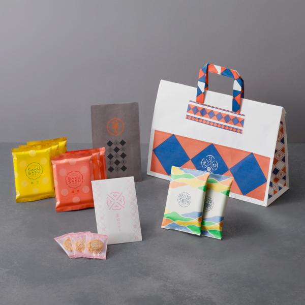 江戸時代由来の技で仕上げた伝統の<ゆかり>と楽しいひとくちサイズの＜姫ゆかり＞。小粋な揚げ煎<さくさく日記>、海山の幸は八種が集う<八樂>を詰め合わせた、坂角自慢の味くらべ。