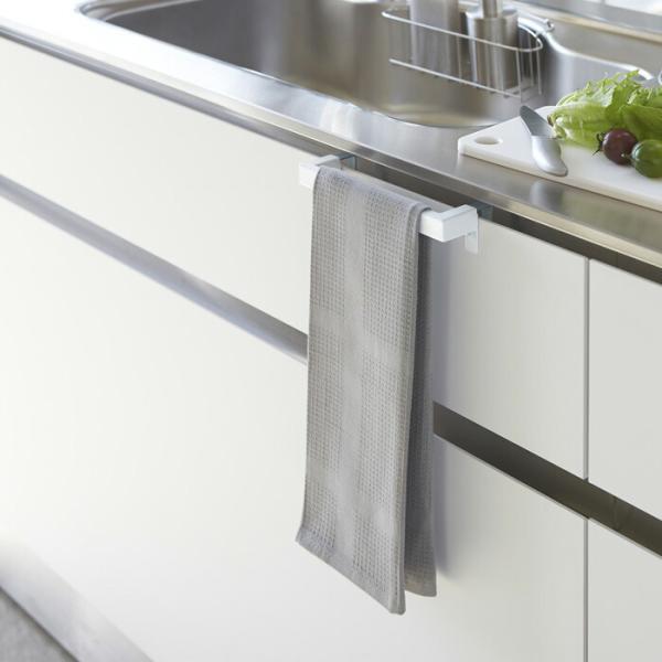 扉の厚みにぴったり調節できるスタイリッシュなタオルハンガー。取り付けフックを扉の厚みにぴったりと調節して固定するので、ガタつきが無く、しっかりと取り付けられます。キッチン・洗面所・トイレの扉などにシンプルでスタイリッシュなデザインのタオル掛...