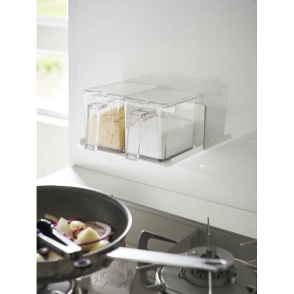 マグネットが付くスチール壁面に簡単取り付けの調味料ストッカーラック。棚はフラット設計で取り出しやすい構造。別売のキッチン自立式スチールパネル タワー 横型・縦型にも対応。サイズ:約W18.5XD12XH8.5cm商品重量:0.38kg内寸:...