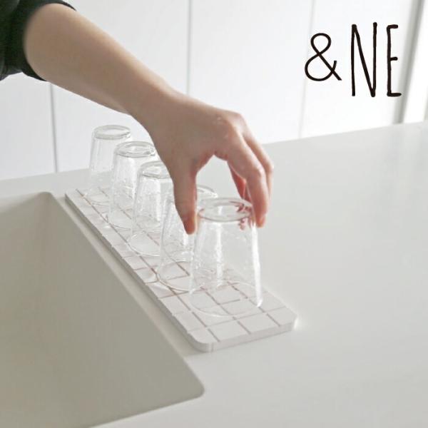 ◆商品詳細:キッチン、洗面台まわりの万能トレイキッチンや洗面台まわりで大活躍のドライトレイに新サイズが登場。家族が増えるともう少し置きたい！という声に応え、置き場所に困らないスリム感はそのままに、ロングサイズになりました。グラスを5つ並べて...