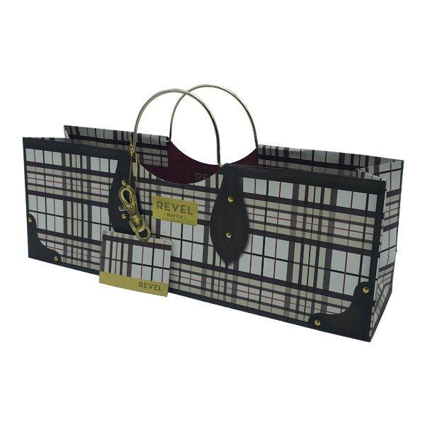 まるでハンドバッグのような、お洒落なワイン用ギフトバッグ。オシャレなストライプ柄をプリント。デザインにマッチする金属製のハンドルとタグが高級感を醸し出します。ワイン１本が横向きにちょうど収まるサイズは使い勝手も抜群。ギフトはもちろん、パーテ...