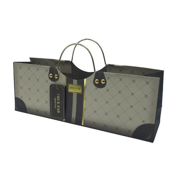 まるでハンドバッグのような、お洒落なワイン用ギフトバッグ。高級感のあるデザインをプリント。デザインにマッチする金属製のハンドルとタグが高級感を醸し出します。ワイン１本が横向きにちょうど収まるサイズは使い勝手も抜群。ギフトはもちろん、パーティ...