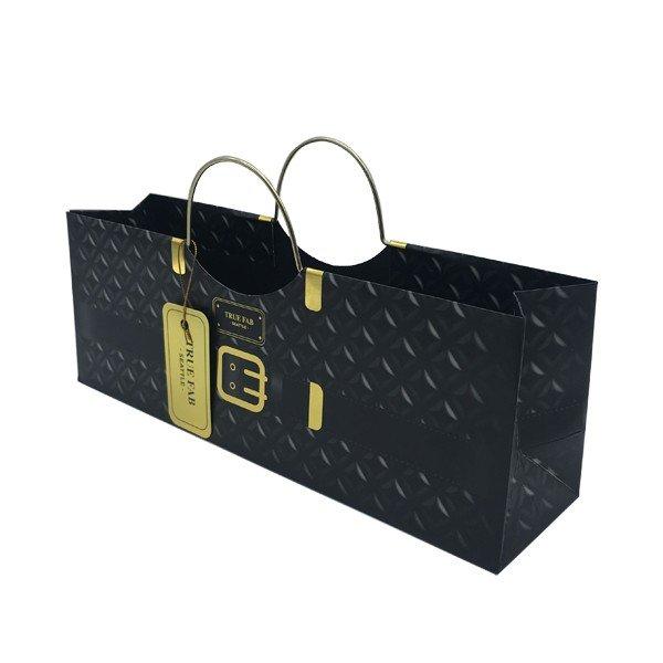まるでハンドバッグのような、お洒落なワイン用ギフトバッグ。高級バッグのようなシックなブラックのキルティングをプリント。デザインにマッチする金属製のハンドルとタグが高級感を醸し出します。ワイン１本が横向きにちょうど収まるサイズは使い勝手も抜群...