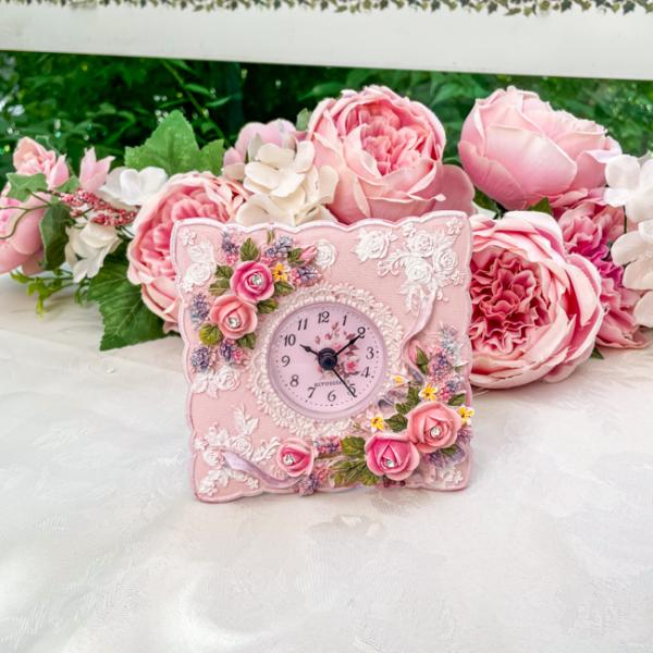 ※【新デザイン】文字盤が新しくローズデザインになりました。カチカチ音のしない静音タイプになりました。ロマンチックで華やかなフローラルローズモチーフの 置時計です。小ぶりなサイズで置く場所を選ばないデザインです。薔薇モチーフにはラインストーン...