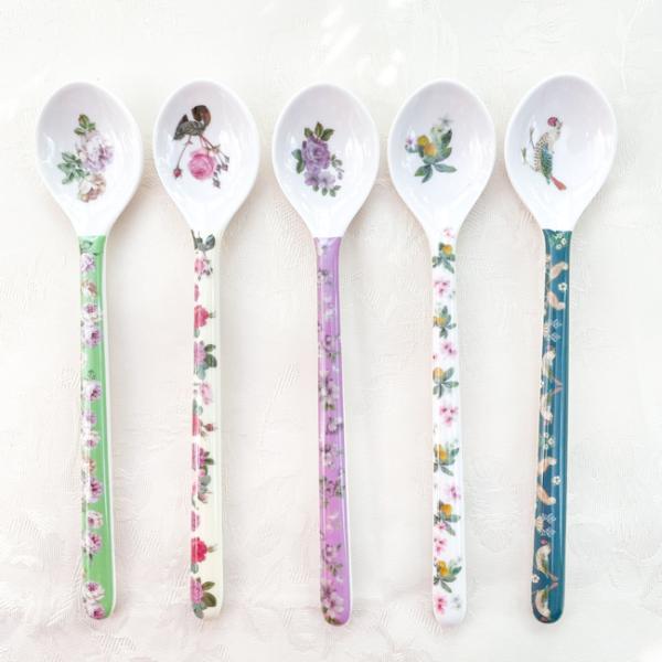 扱いやすい人気のメラミン製のコーヒースプーン。ティータイムやスイーツにも便利です。人気の薔薇柄やバード＆ストロベリー柄で登場です。■サイズ：全長約15cm　柄の長さ約10.5cm■素材：メラミン樹脂■耐熱温度：約100度■生産地：中国※製造...