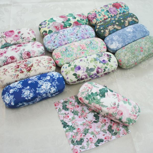 華やかなローズ柄のメガネケースです。ケースとお揃いのメガネ拭きがセットになっています。■サイズ：メガネケース　W16.5×D6×H4cmメガネ拭き 約14.5cm角　正方形　■素材：　ケース本体　スチール表面　ポリ塩化ビニル　内側　ポリスチ...