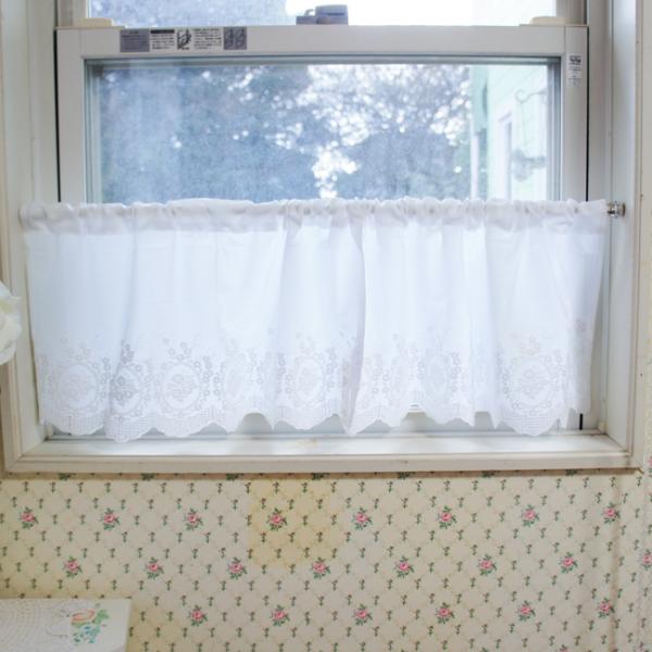 綿100%の生地に薔薇の刺繍で優しいイメージに仕上げているカフェカーテンです。目隠しやインテリアに。■サイズ：30×120cm■素材：綿100% ■原産国：中国※こちらのカフェカーテンは4枚までメール便1通で配送可能です。 