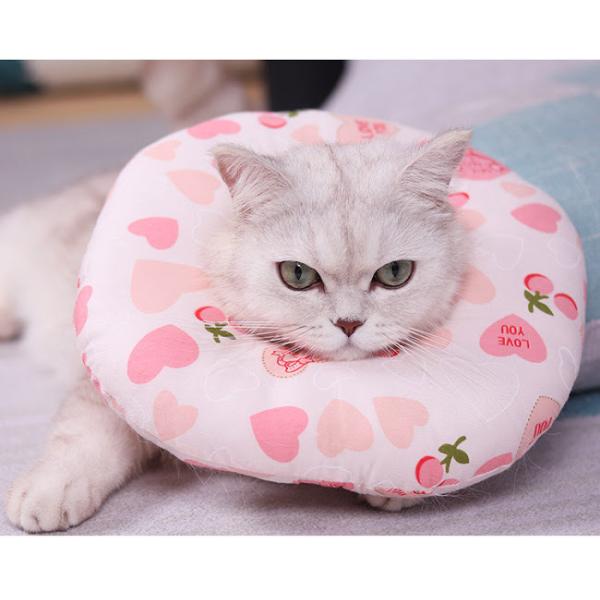 ★【柔らかい綿素材】プラスチェック製の製品より柔らかく、安心の設計のエリザベスカラーです。可愛いデザインで、見た目も色も可愛いい♪★【首周りの調整可】浮き輪タイプで着脱は簡単！伸縮ロープにより首周りのサイズ調整が簡単です。枕にもなりますから...