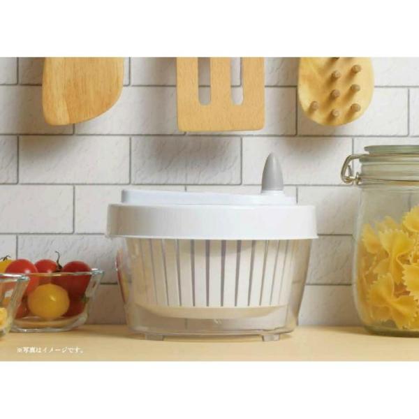 カット野菜などに使いやすいミニサイズの水切り器。●使い方簡単！くるくる回すだけで野菜の水切りがスピーディーに。●時計・反時計どちらに回してもOKです！●意外と面倒な野菜の水切りを簡単にシャキッと美味しく水切りできます。●一人分やカット野菜を...