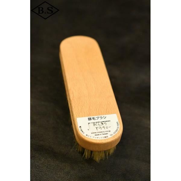 素材が豚毛になっており、馬毛ブラシより毛がしっかりしているので靴の泥やホコリ落としに最適です。スウェードの起毛を整えるのにも最適です。持ち手のウッド部分にはカーブ状の溝があり、握りやすくなっています。素材：豚毛柄：ブナ材生産国：台湾サイズ長...