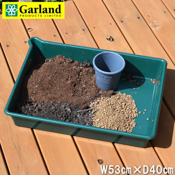 ポーリングトレイは、ベランダや室内など周りを汚したくない環境で園芸作業をするときに便利なアイテム。 土づくり・植え替えなど、どうしてもこぼしてしまう土類をしっかりと受け止めるプラスチック製のトレーです。園芸シートのようにスコップで傷つき穴が...
