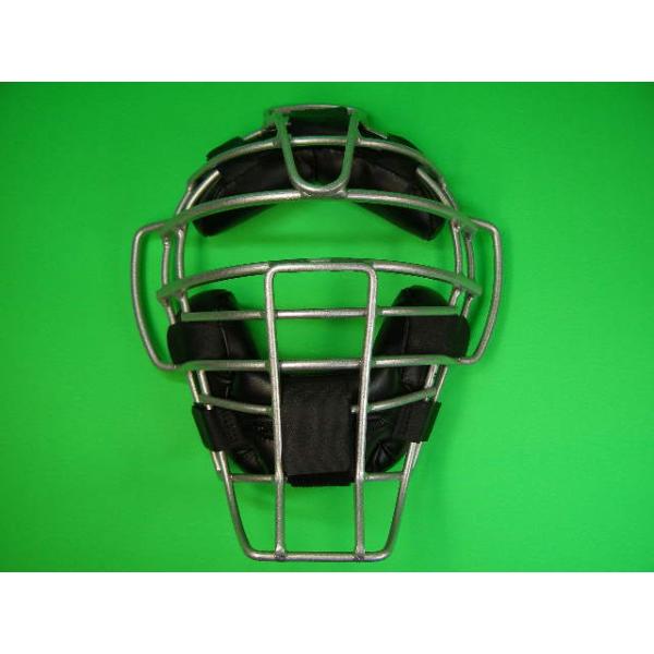 [Release date: August 28, 2025]小型フレーム、発声のしやすい W型パッド採用、人気の審判用マスクです。カラーはシルバーフレーム、マスクパッドはブラックです。高校野球にてご使用の場合はバンドに付く商標位置、裏ネー...