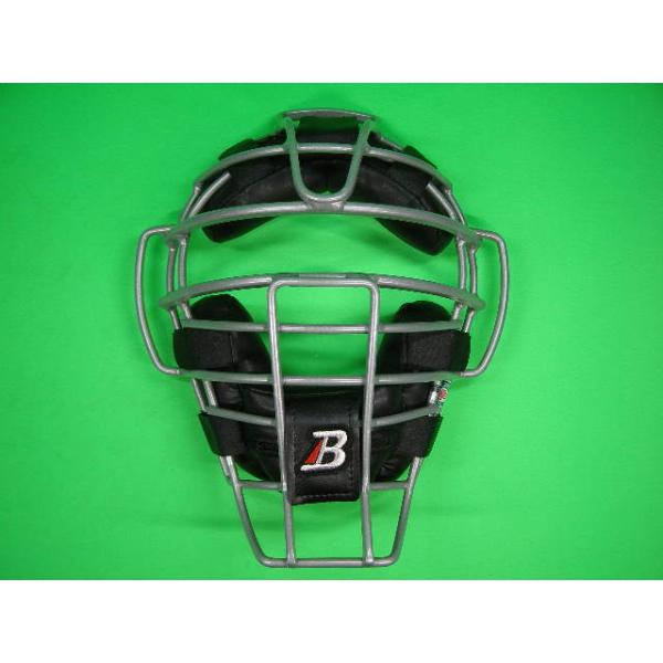 [Release date: December 28, 2025]小型フレーム、発声のしやすい W型パッド採用、人気の審判用マスクです。マスクの目幅は約3.6cm、軟式野球用のマスクです。シルバーフレーム×ブラックパッドBマークシルバーです...