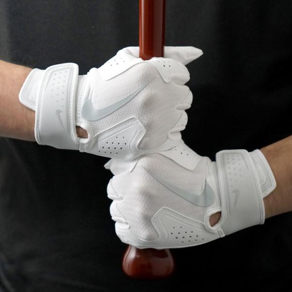 ナイキの大人用「アルファ2.0」バッティンググローブ！掌にはグリップ力と耐久性を高めるためのテクスチャ加工。DRI-FITテクノロジーが、快適さと速乾性を保ちます。ネオプレンカフが手首を快適に包み込み、しっかりとフィット。合成皮革なので、水...