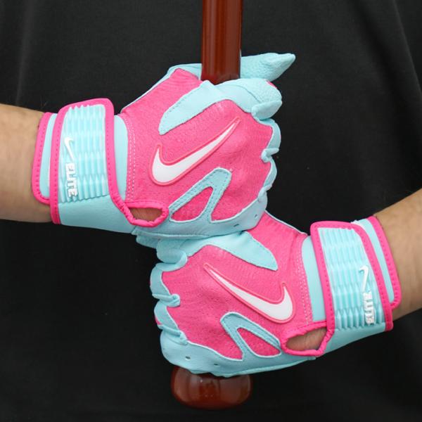 ナイキの大人用「アルファ エリート2.0」バッティンググローブ！掌にはテクスチャ加工のゴートレザーを使用し、優れたグリップ力と耐久性を実現Dri-FITテクノロジーが、快適さと速乾性を保ちます。小指・親指部分に通気穴を配置し、グローブ内部の...