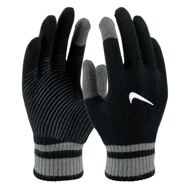 ナイキのこども用防寒用手袋！心地の良いニットが暖かさを保つニット手袋。親指と人差し指にテックタッチ機能採用で、スマホなどのタッチパネル操作にも対応しています。お子様の冬場のランニングやジョギング、ウォーミングアップはもちろん、通学などにもピ...