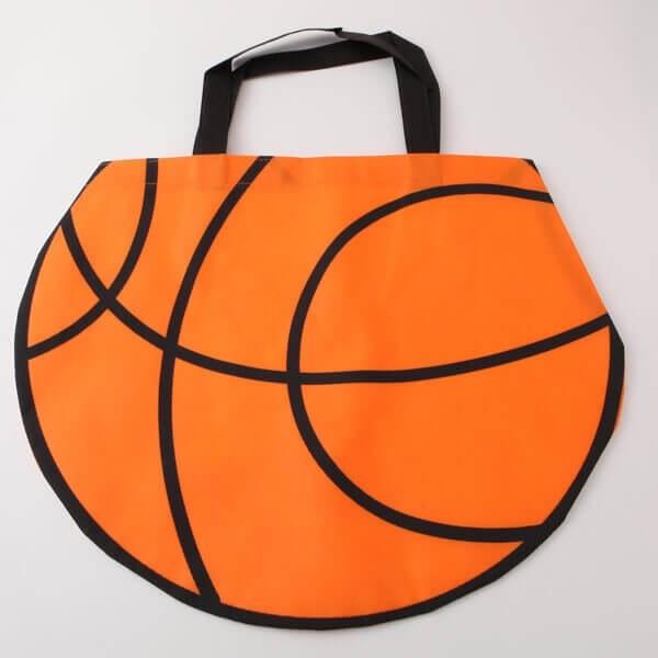 〜商品仕様〜バスケットボール部分のサイズ　縦　　約３７センチ　横　　約４５センチ　まち　約０．５センチ素材　不織布１枚※重いものを入れすぎないようにしてください。〜商品説明〜可愛くて存在感のあるバスケットボールのトートバッグです。持ってるだ...
