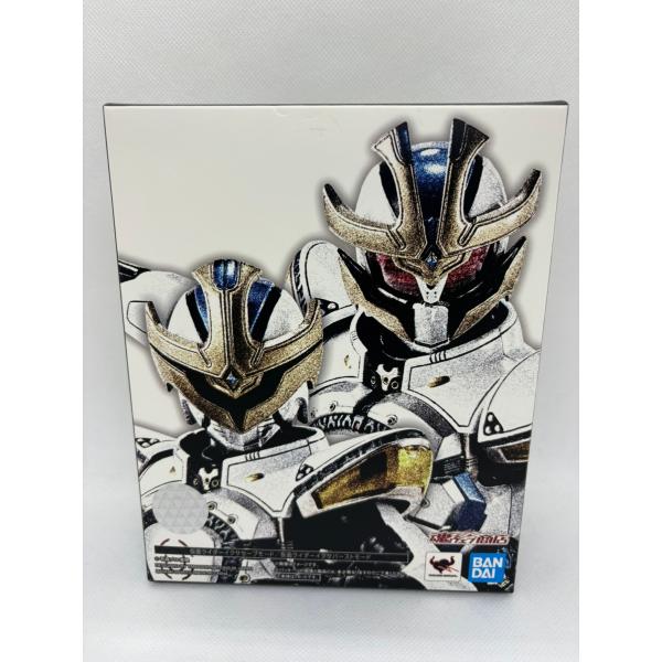 中古】S.H.Figuarts(真骨彫製法) 仮面ライダーキバ 仮面ライダーイクサ