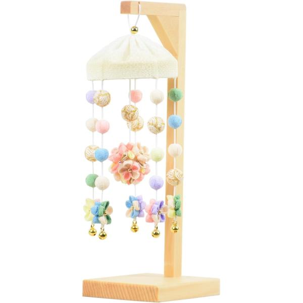 松寿オリジナルの可愛らしいつるし飾りです。松寿つるしは、工房スタッフ手作りのつまみ細工のつるし飾りです。大変人気があり、新しく白木の台を作りました。本当に可愛らしいです。小さなお雛様の脇飾りとして、またお部屋のインテリアとしてもお使い下さい...