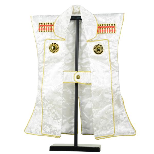 五月人形の脇飾りとしてお使いいただけます。お子様が着用することもできます。■サイズ(平置き)：身幅約39cm×着丈約47cm/飾り台の高さ約48cm■着用対象年齢：0歳〜3歳（目安）