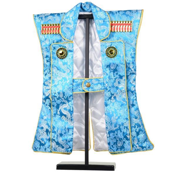 五月人形の脇飾りとしてお使いいただけます。お子様が着用することもできます。■サイズ(平置き)：身幅約39cm×着丈約47cm/飾り台の高さ約48cm■着用対象年齢：0歳〜3歳（目安）