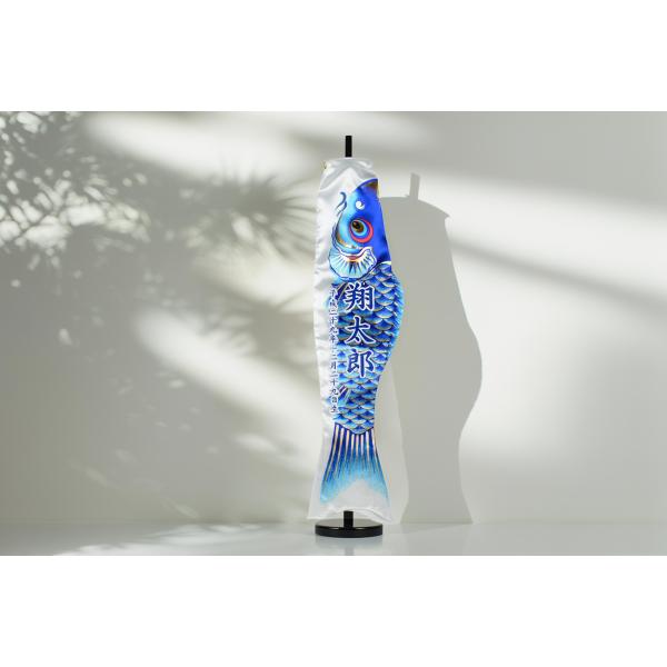 当店１番人気のロイヤル錦が名前旗として登場。屋外用のロイヤル錦と同じサテンポリエステルを使用した本格高級飾りで、名前と生年月日が入れられます。飾り台は、国産飾り台（黒塗り台、桐台）をご用意しております。■鯉サイズ：全長約50cm×幅約13c...