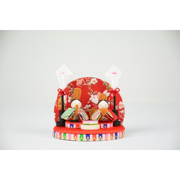 和雑貨のもつあたたかみ、伝統のある美しさを大切に、ひとつひとつ丁寧に手作りされたお雛様です。小さいながらも存在感があり、ふと目に入ったときに、その愛らしさに自然と顔も緩んでしまいます。飾り棚や窓枠など、飾るスペースが限られている場合や、デス...