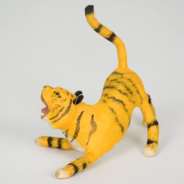 和紙の性質を利用し毛並みを表現した本物志向の飾り虎です。■サイズ：全長約14cm×高さ約11cm正月飾り インテリア 小物 玄関 置物 棚 床の間 縁起 開運 2022年 令和 4年 四年 寅年 虎 干支 張子 虎