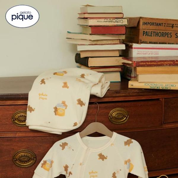 【ワッフル素材のはちみつベア柄BABYブランケット】【Fabric】コットン混の柔らかなワッフル生地を使用しています。【Design/Styling】可愛いベアとはちみつを絵本のようなタッチで描いた、はちみつベア柄のBABY雑貨シリーズです...