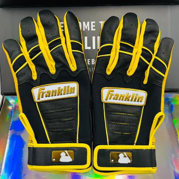 ベースボールランドTOMOIオリジナルカスタムオーダーバッティング手袋！ブラック×イエローにロゴゴールドの組み合わせがとってもカッコイイ！！メジャーリーガーご用達、MLB公認のバッティング手袋。●本革(シープスキン)特有のフィット感が抜群の...