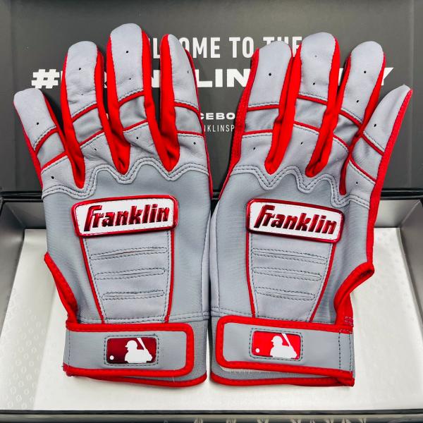 オリジナルカスタムオーダー！グレー×レッドのオシャレな組合せ！シンプルなのに華やかでかっこいい！メジャーリーガーご用達、MLB公認のバッティング手袋。●本革(シープスキン)特有のフィット感が抜群のグリップ力を生み出す。●サイズ/Sサイズ・M...