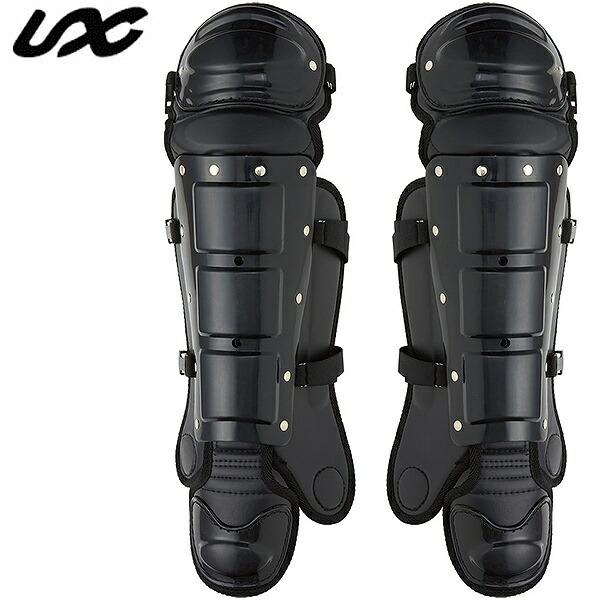 特長を持った球審用レガーズ。●素材:ポリエチレン●サイズ:A390×B620mm●重量:両足約1,064g●仕様:要所4箇所プラプレート入り、締めたベルトのズレを防ぐカーフフィットベルト、足の甲脱着アジャスト可能、ムレを防ぐエアーベンチレー...