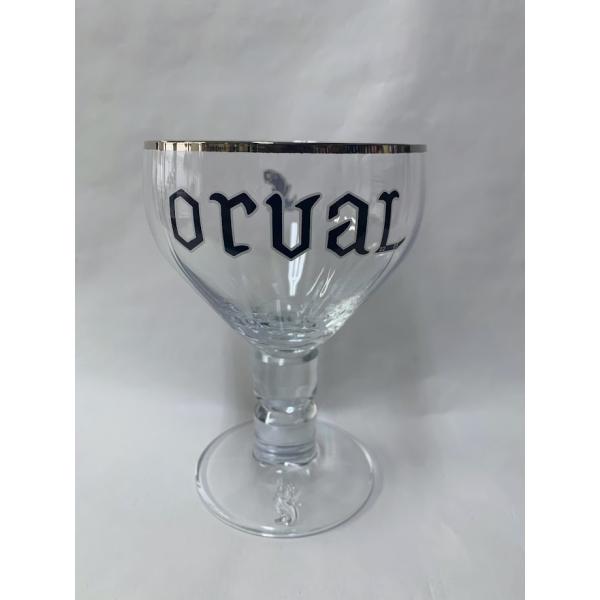 オルヴァルをおいしく飲む専用グラスです。高さ15.5cm　直形10cmグラスの裏面と底面にはシンボルマークの指輪をくわえた鱒(マス)が描かれています。