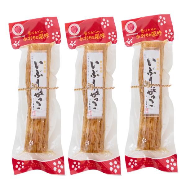 一本いっぽん手作りにこだわった秋田伝統の味「いぶりがっこ」。無農薬の秋田県産大根をまるまる一本使ったいぶりがっこです。桜食品のいぶりがっこは、手作業で作っています。縄で編むのも、編んだ大根を燻煙室に吊り下げるのも、火加減を調整するのも手作業...