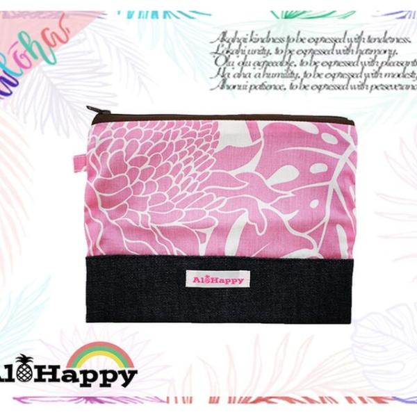 【商品名】ハワイアン通帳ポーチ ピンク AH20-TPK-01【商品説明】・ハワイアン生地の通帳ポーチ・お薬手帳や家計簿入れとしても♪・洗えるので衛生的・ギフトにも喜ばれます・ラッピング無料■素材 底面部分：デニム生地ポリエステル65％コッ...