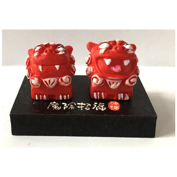 ミニペアーシーサーで、魔除け，開運！招福　！◆サイズ＝石高さ約2.5cm・幅4cm・奥行2.5cmです◆台紙サイズ（約）高さ６ｃｍ　※台紙の柄は多少異なる場合があります